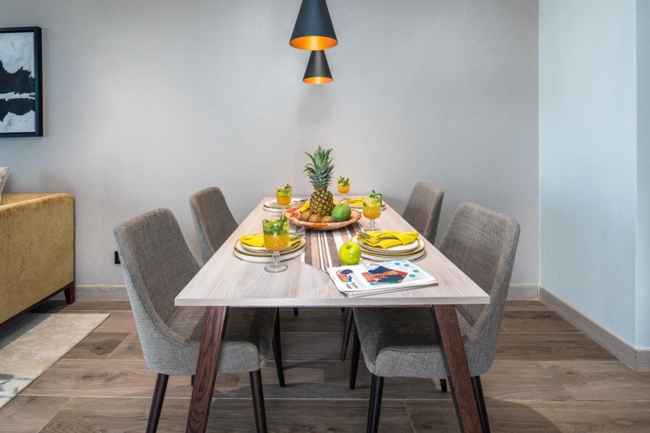 Aparthotel Citadines Abha Extérieur photo A dining room table with chairs