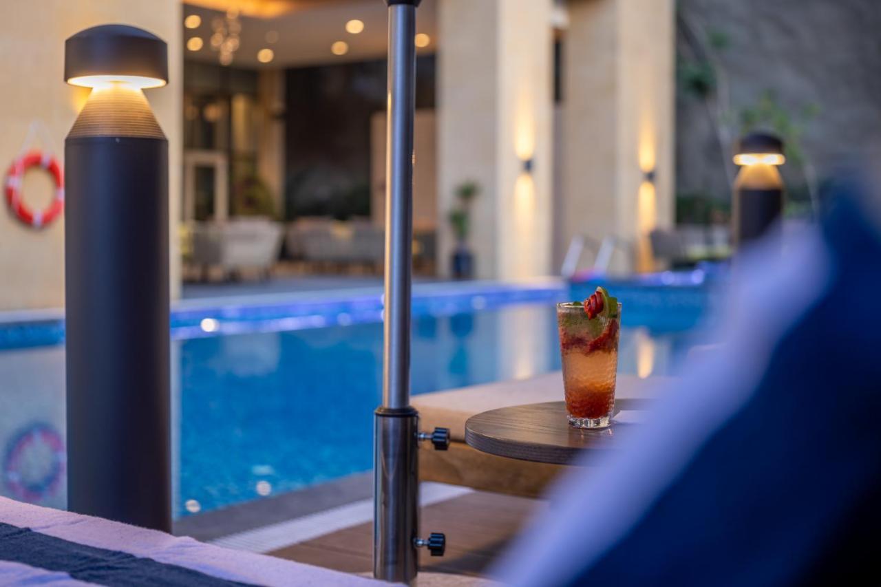 Aparthotel Citadines Abha Extérieur photo The swimming pool at the hotel
