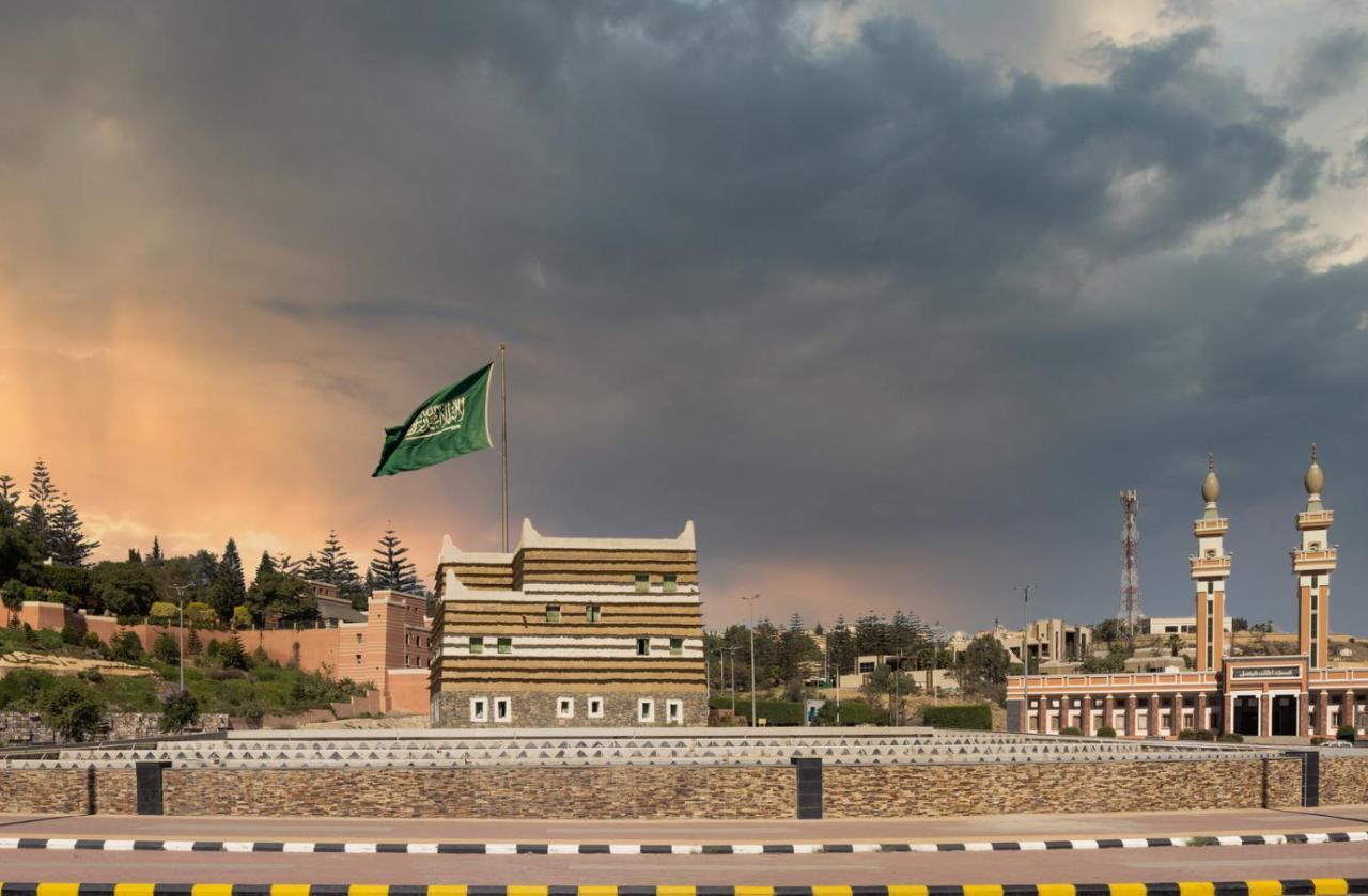 Aparthotel Citadines Abha Extérieur photo The Saudi Arabian flag flying in the city of Riyadh